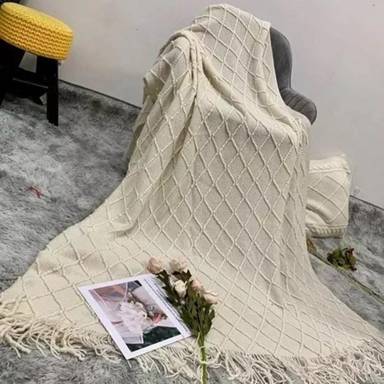 MANTA DECORATIVA TEJIDA PARA SILLÓN, PIECERA O CAMA COLOR CREMA - 2