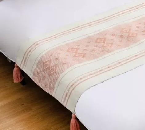 PIECERA PIE DE CAMA TEJIDA ALGODÓN ÉTNICO CON BORLAS KING COLOR PALO ROSA - 1