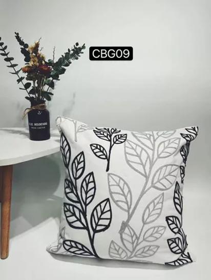PACK DE 4 FUNDAS PARA COJINES SIN RELLENO CON DISEÑOS BORDADOS BLANCO - 2
