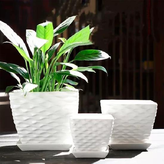 SET DE 3 MACETEROS CUADRADOS BLANCOS CON LÍNEAS CURVAS - 6