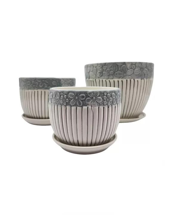 SET DE 3 MACETEROS CERÁMICA BLANCA CON FLORES Y LÍNEAS - 2