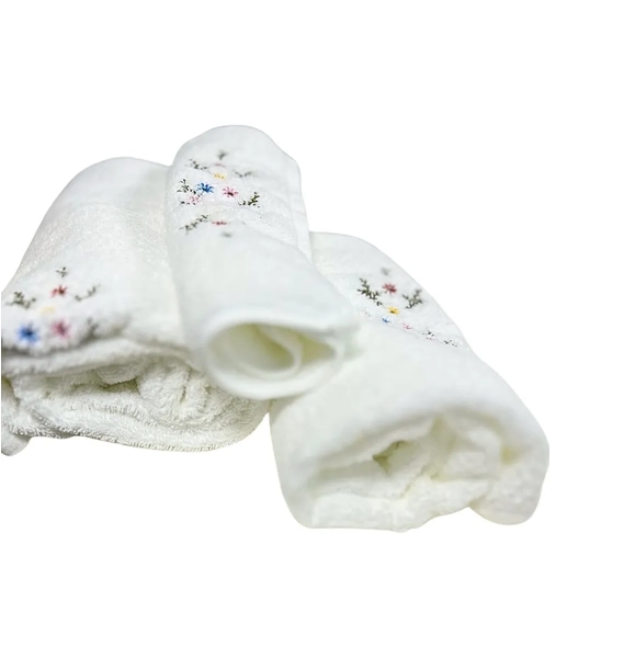 JUEGO 3 TOALLAS (VISITA, MANOS, BAÑO) BORDADAS COLOR BLANCO ROYAL TOUCH FLORAL - 1