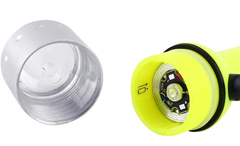 LINTERNA DE BUCEO SUMERGIBLE 50 METROS 3W 120 LM - 2