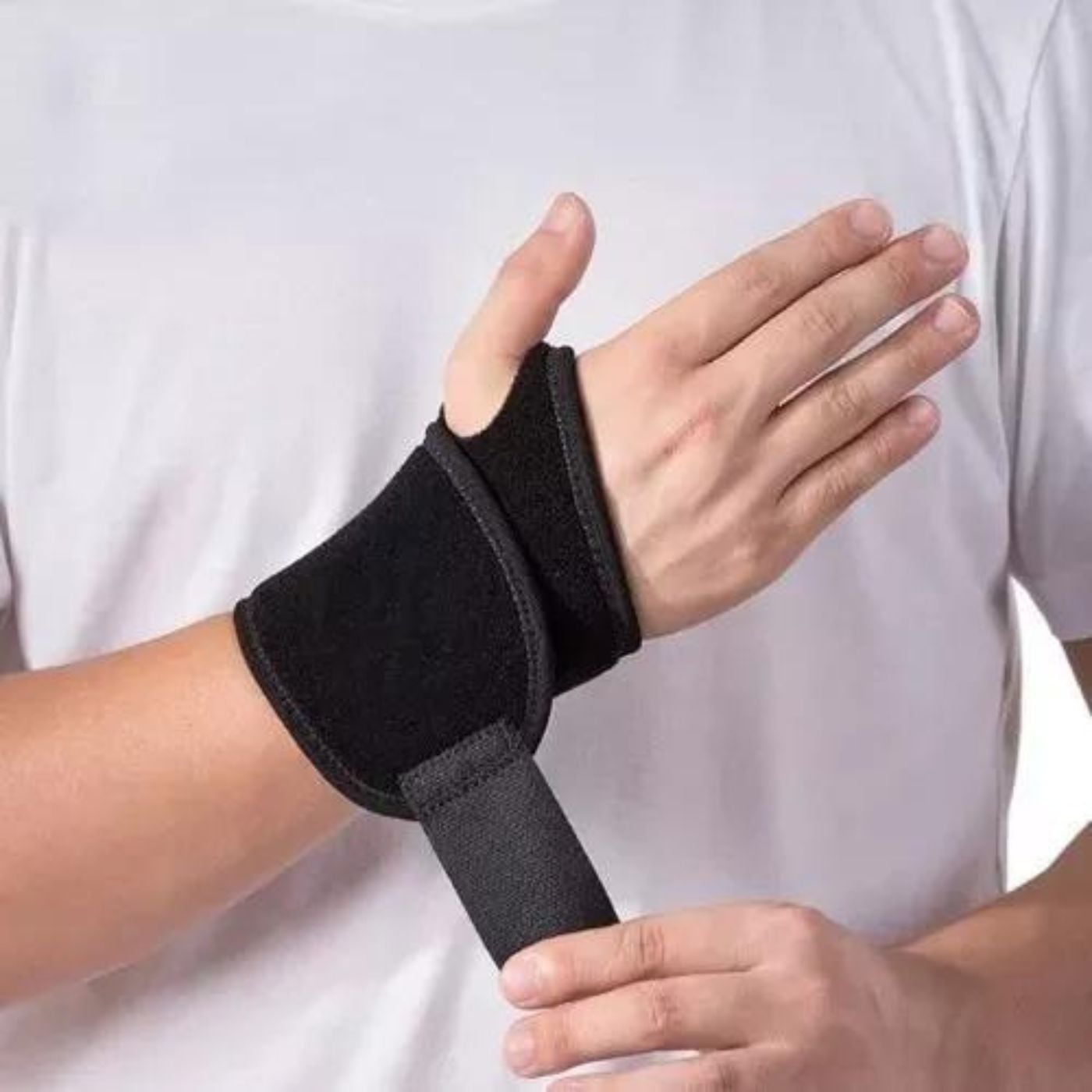 MUÑEQUERA AJUSTABLE CON ORIFICIO PULGAR DEPORTE ORTOPÉDICO 548 - 3