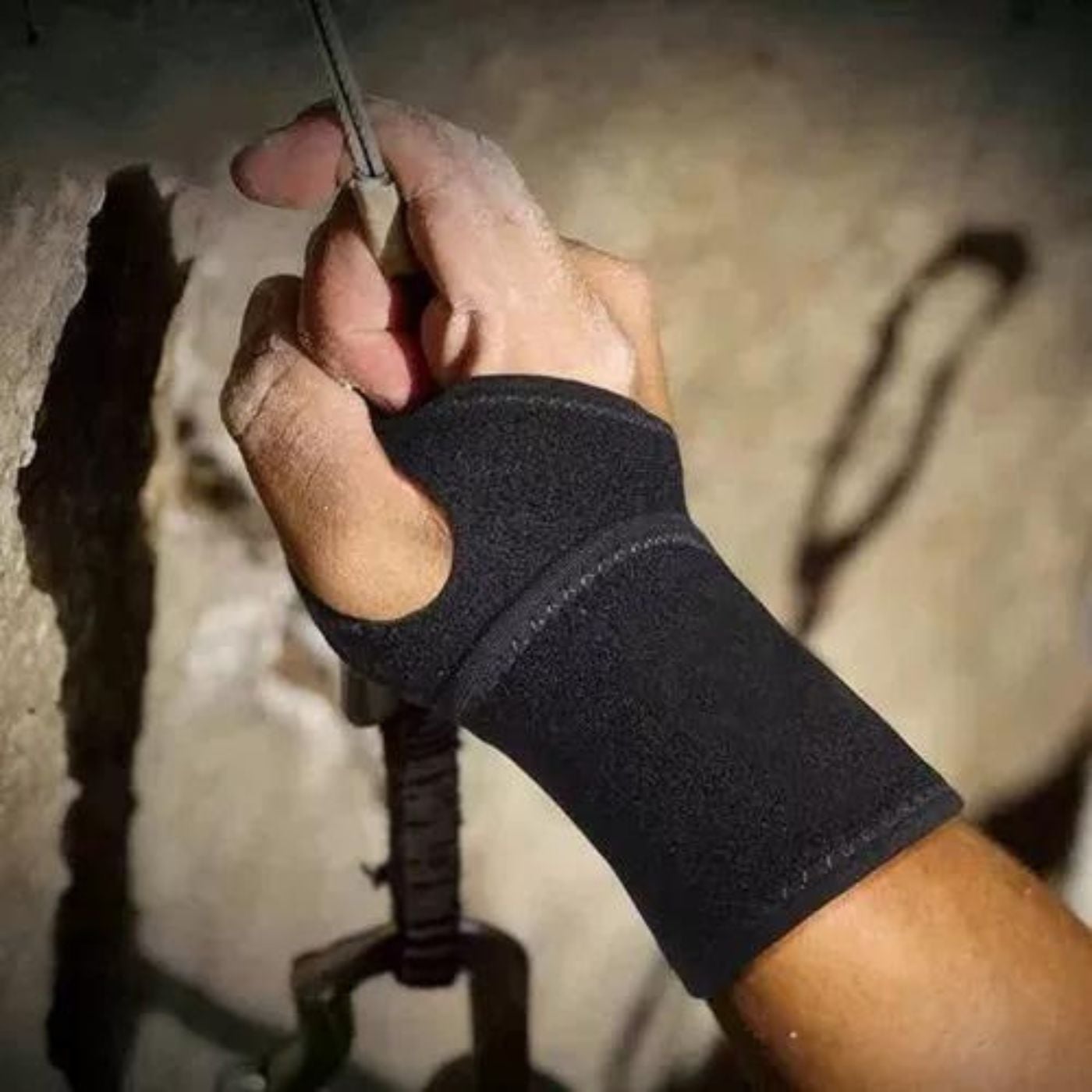 MUÑEQUERA AJUSTABLE CON ORIFICIO PULGAR DEPORTE ORTOPÉDICO 548 - 4
