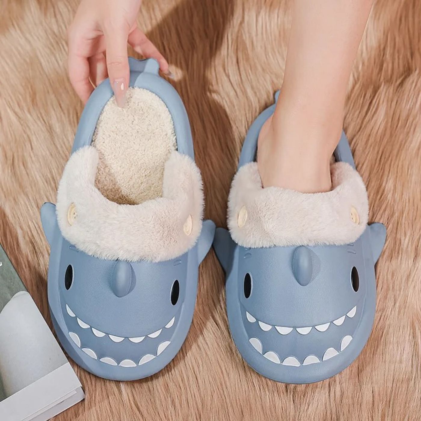 PANTUFLA ZAPATO DE DESCANSO DISEÑOS TIBURÓN FORRO PIEL TENDENCIA. 934 - 5