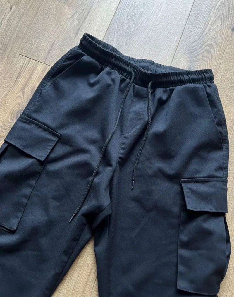 PANTALON CARGO NEGRO URBANO CON CORDON AJUSTABLE (USADO) - 1