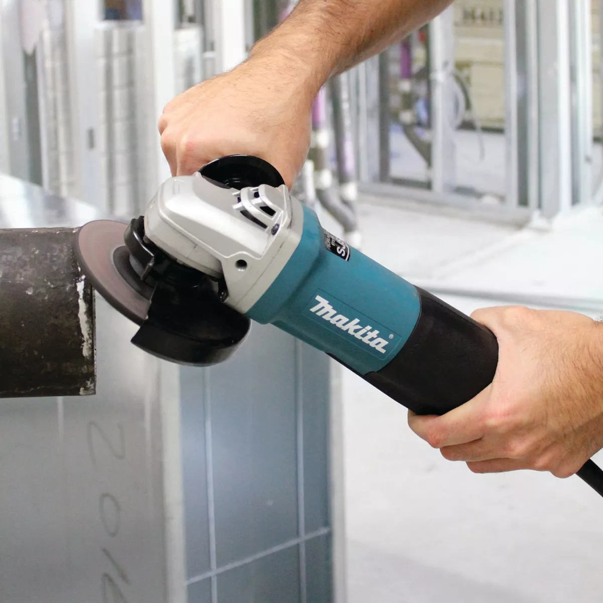 ESMERIL ANGULAR ELÉCTRICO 115MM 1400W MAKITA 9564PCV - 2