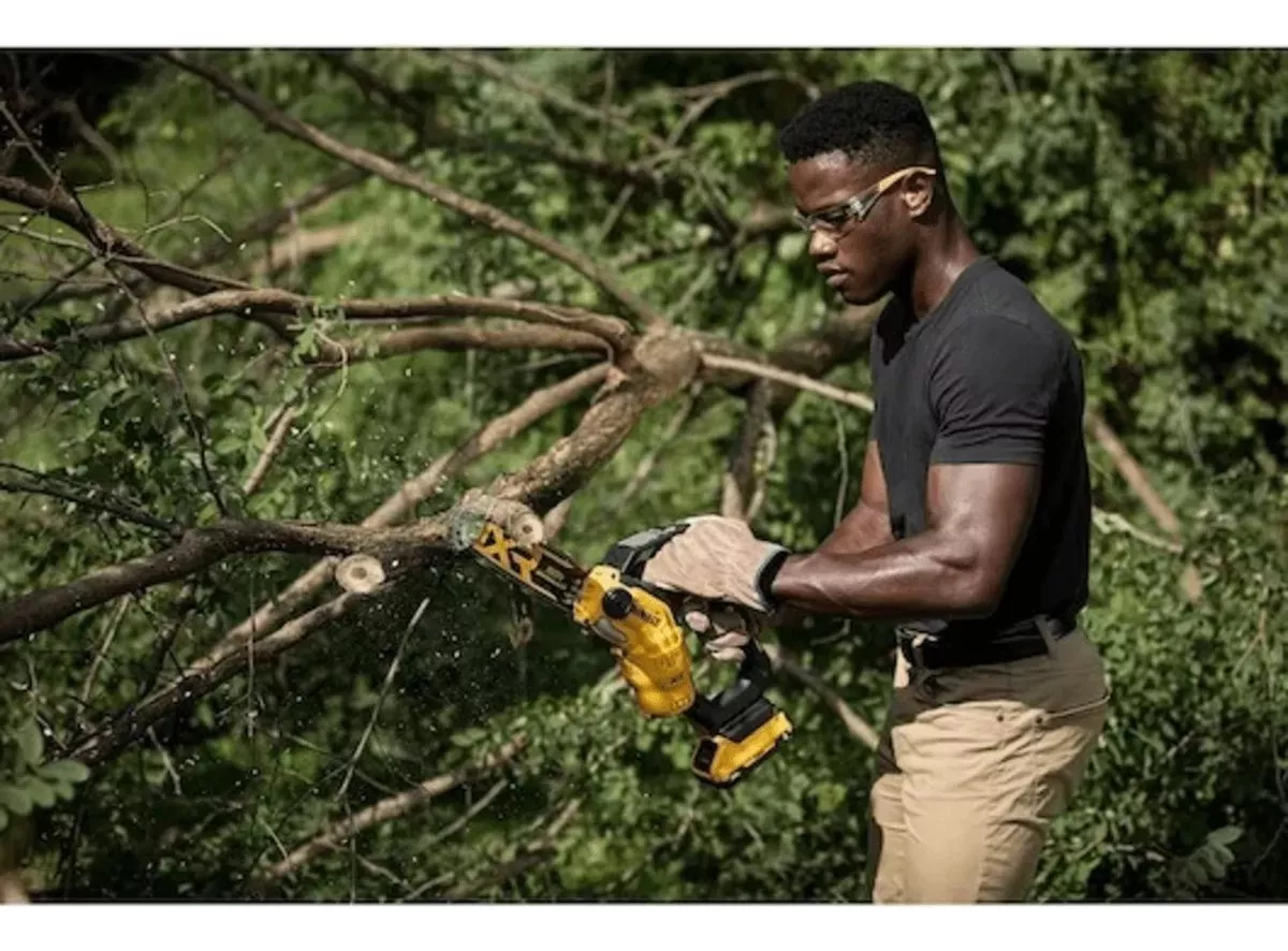 SIERRA DE PODAR ELÉCTRICA DEWALT 20 V MAX DCCS623B, COLOR AMARILLO, 110 V/220 V - 2