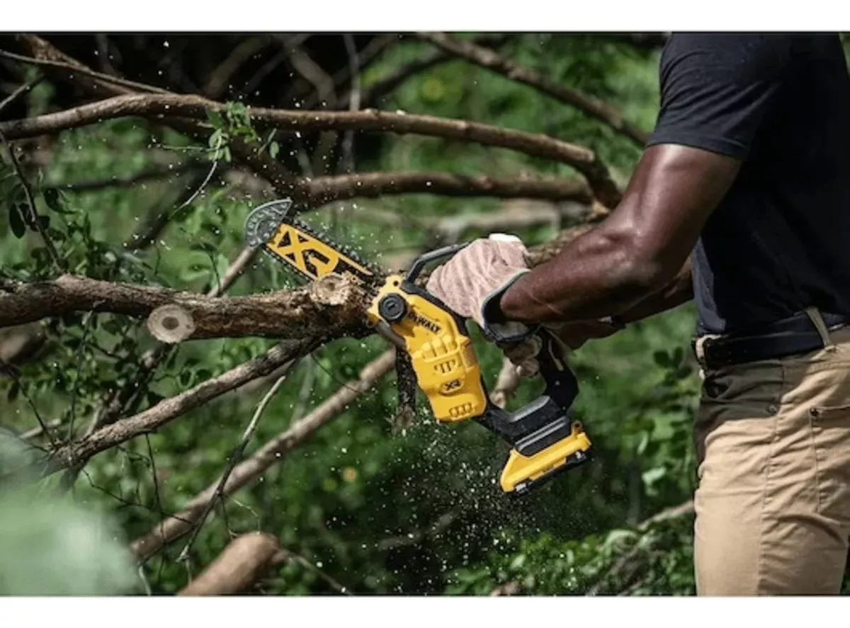 SIERRA DE PODAR ELÉCTRICA DEWALT 20 V MAX DCCS623B, COLOR AMARILLO, 110 V/220 V - 3