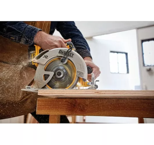 SIERRA CIRCULAR INALÁMBRICA DEWALT 7-1/4 DCS570B S/ BATERIA - 4