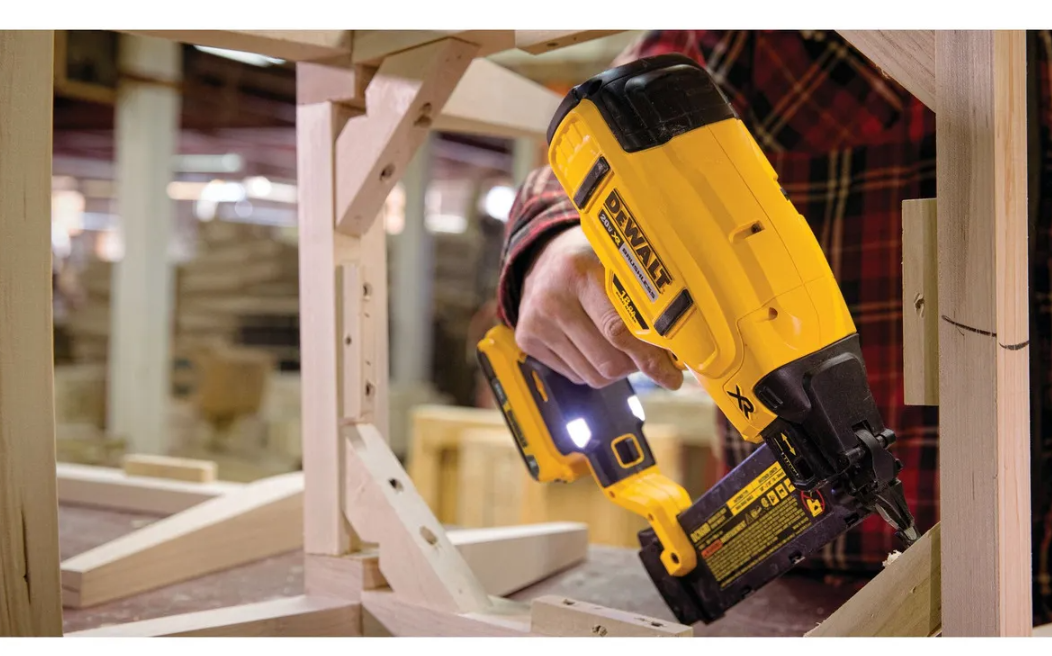 CLAVADORA 5/8 A 2-1/8 SIN BATERÍA DEWALT DCN680B - 6