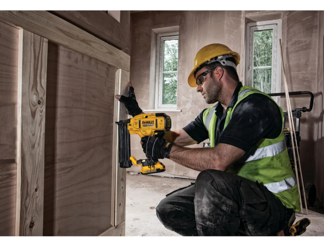 CLAVADORA 5/8 A 2-1/8 SIN BATERÍA DEWALT DCN680B - 7