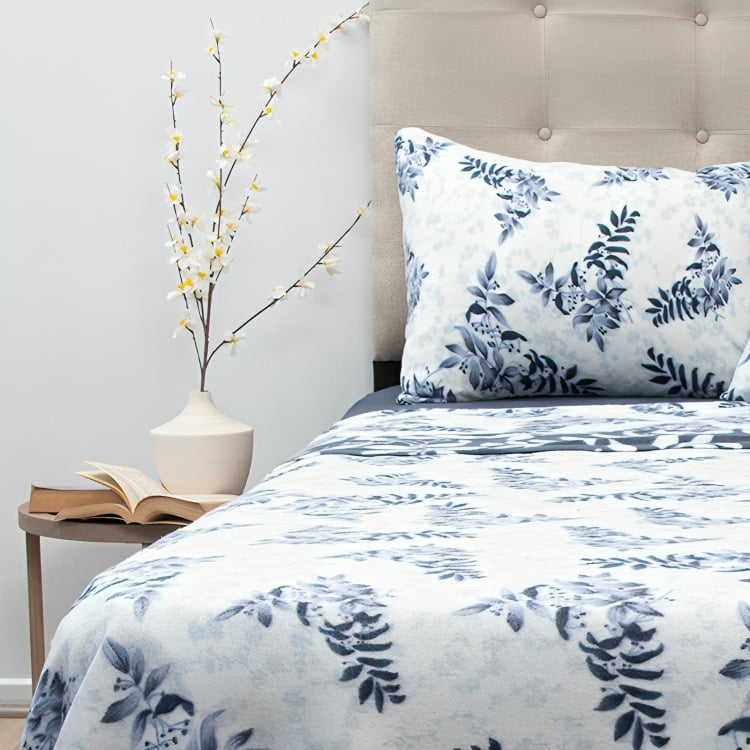 SÁBANAS POLAR COMPOSÉ 1.5 PLAZAS / RAMAS EN COLOR BLANCO AZUL – DORAL - 2