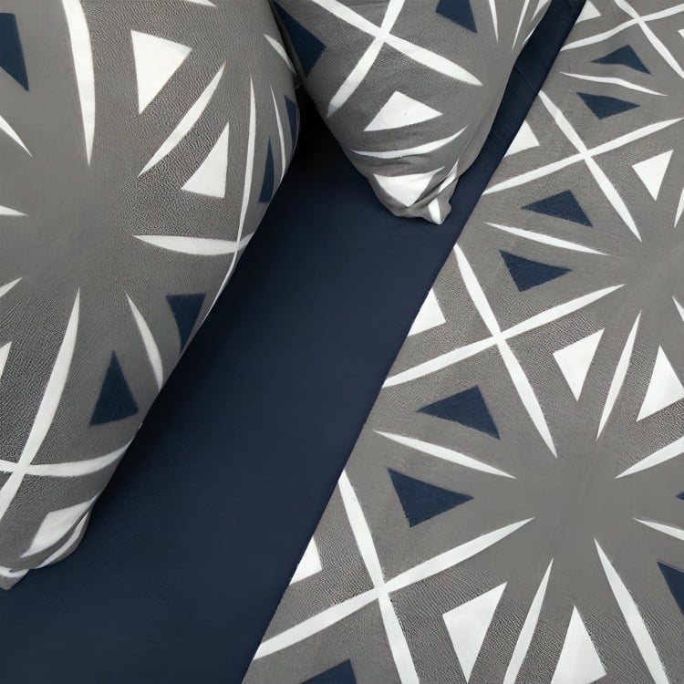 SÁBANAS DE POLAR COMPOSÉ KING / TRIÁNGULOS GRIS EN COLOR BLANCO – DORAL - 2