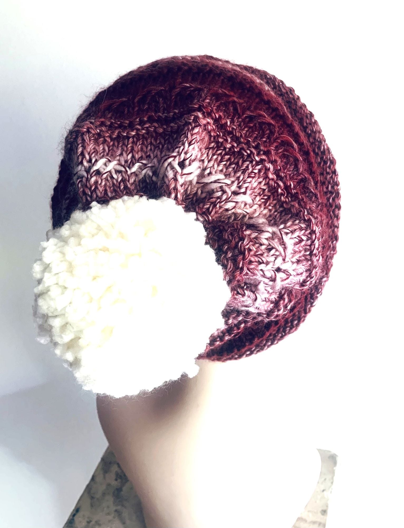 GORRO LANA GOIC DISEÑOS ROJO BERMELLON TEJIDO A MANO DISEÑO EXCLUSIVO - 1