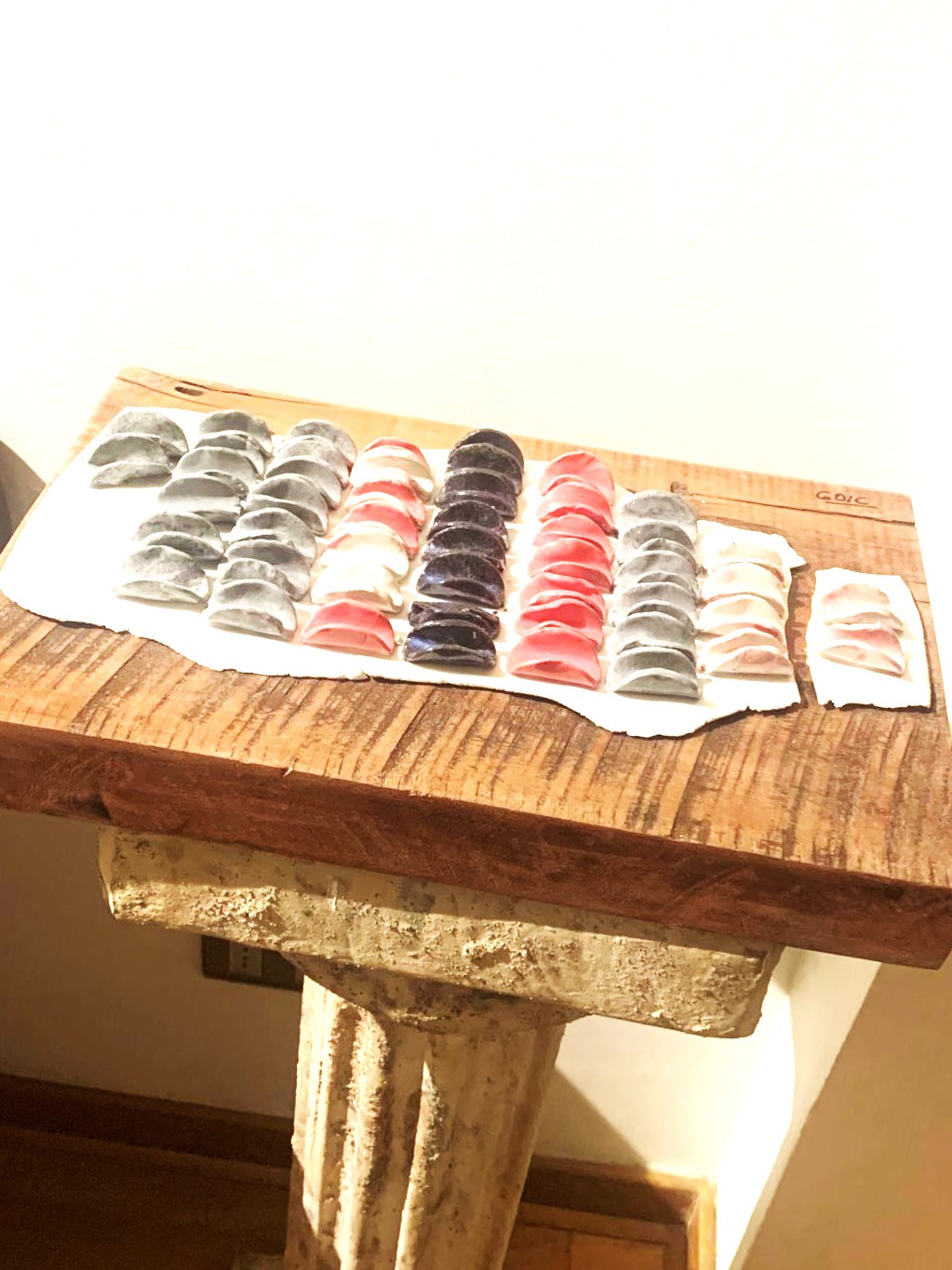 CENTRO DE MESA DE PORCELANA BASE DE MADERA HECHO A MANO DISEÑO EXCLUSIVO - 1