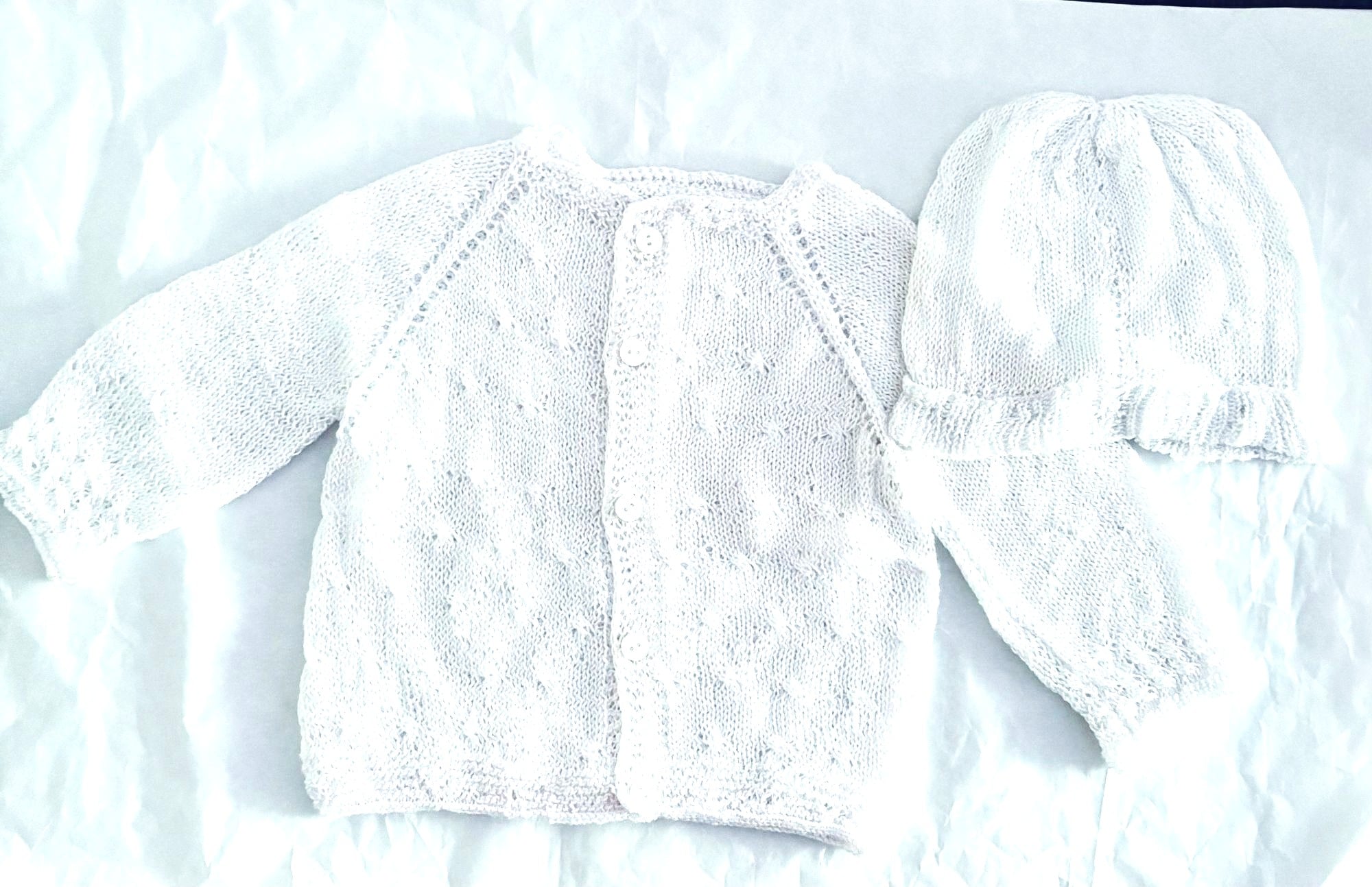 CHALECO UNISEX BLANCO CON GORRO BEBE HECHO A MANO DISEÑO EXCLUSIVO - 1