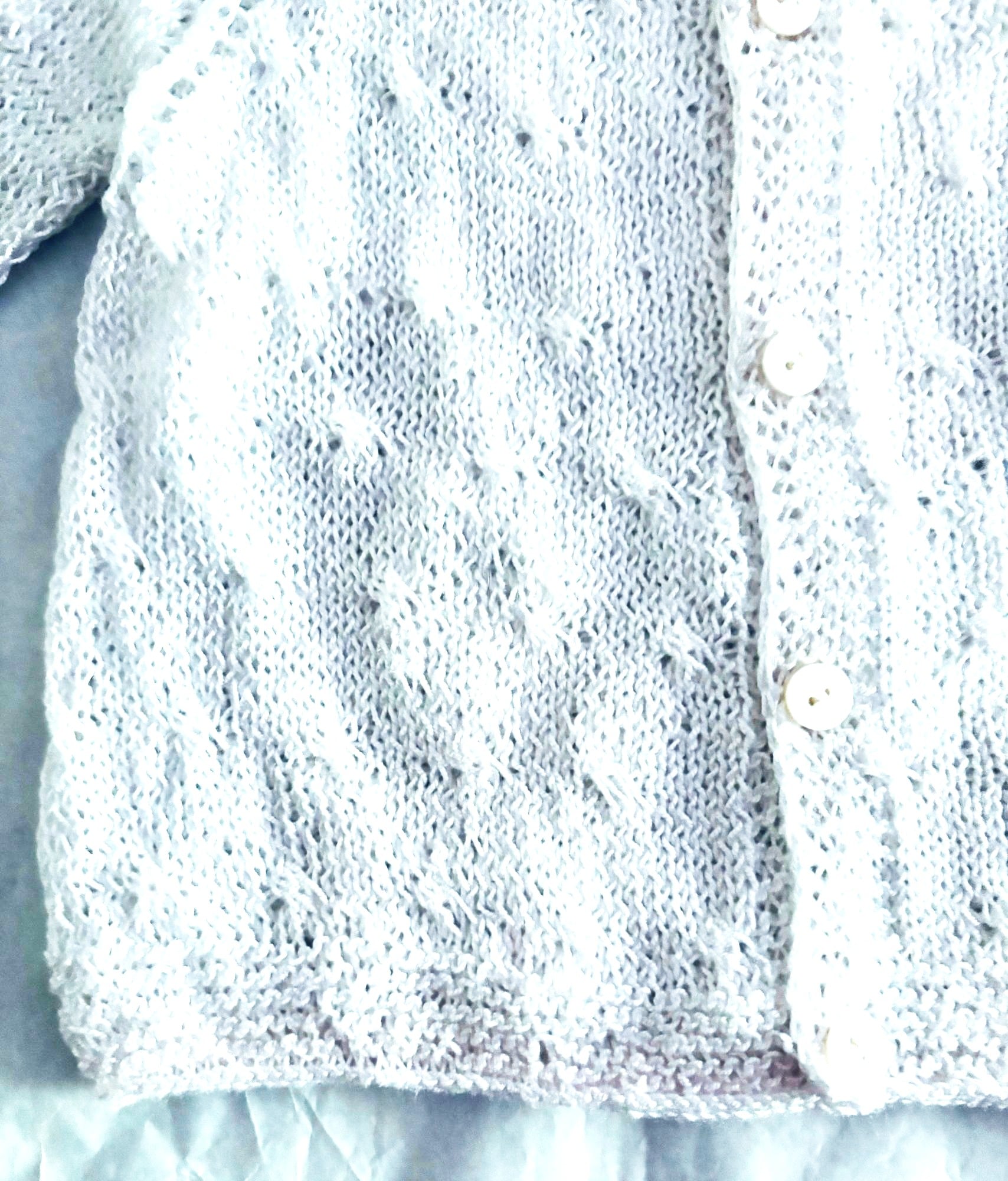 CHALECO UNISEX BLANCO CON GORRO BEBE HECHO A MANO DISEÑO EXCLUSIVO - 2