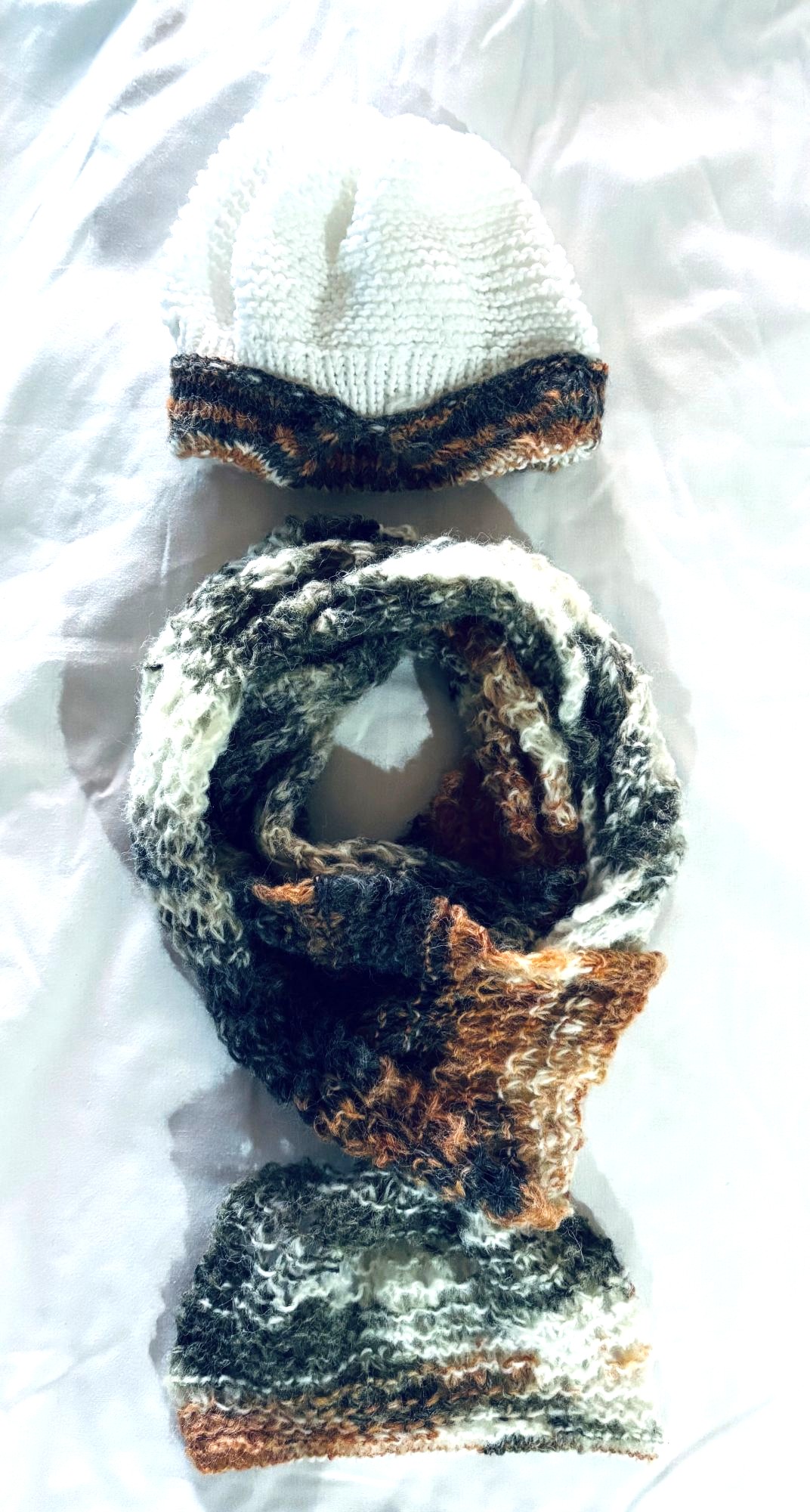 CONJUNTO GORRO Y CUELLO HECHO A MANO DISEÑO EXCLUSIVO - 1