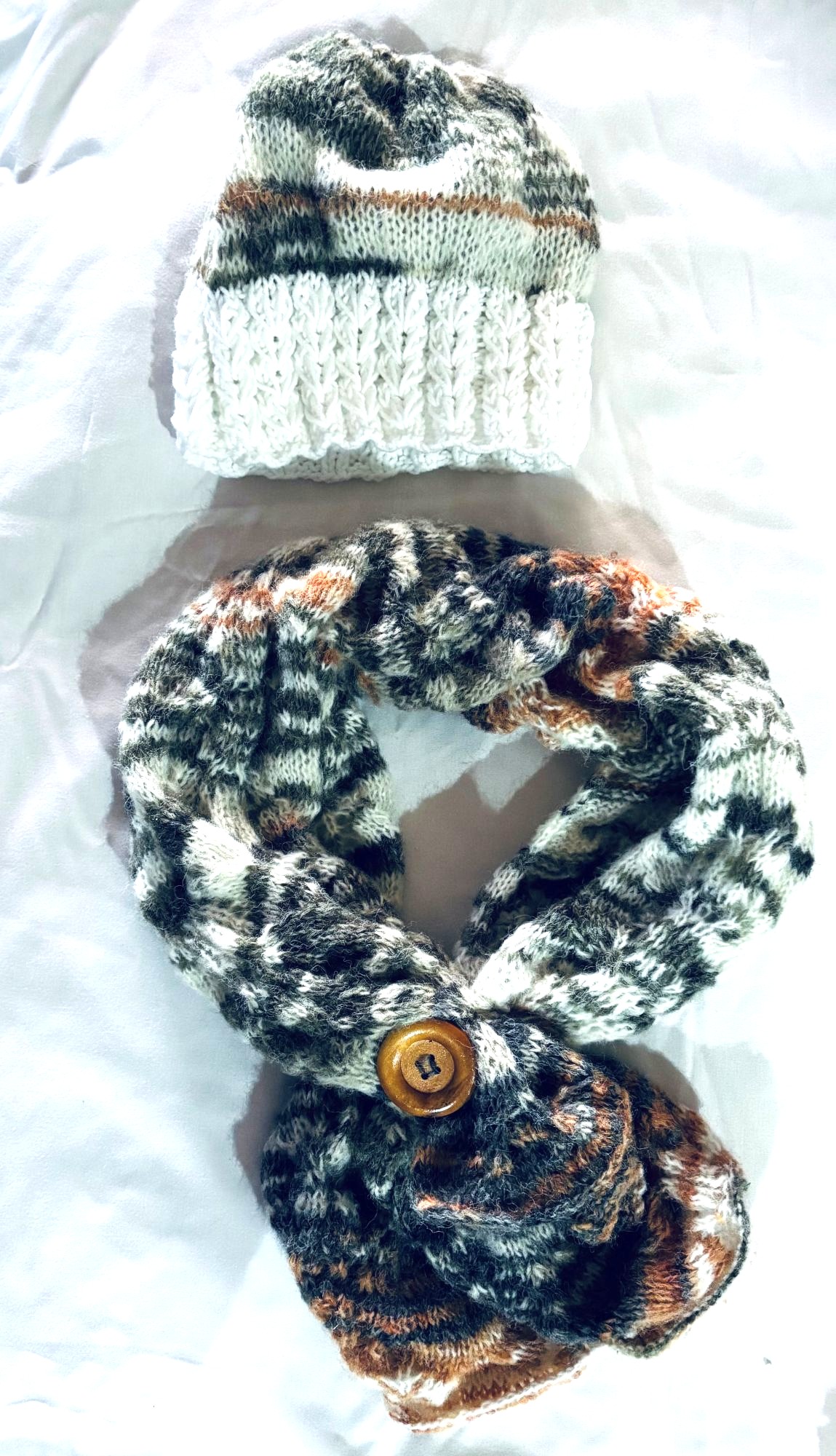 CONJUNTO GORRO Y CUELLO HECHO A MANO DISEÑO EXCLUSIVO - 1