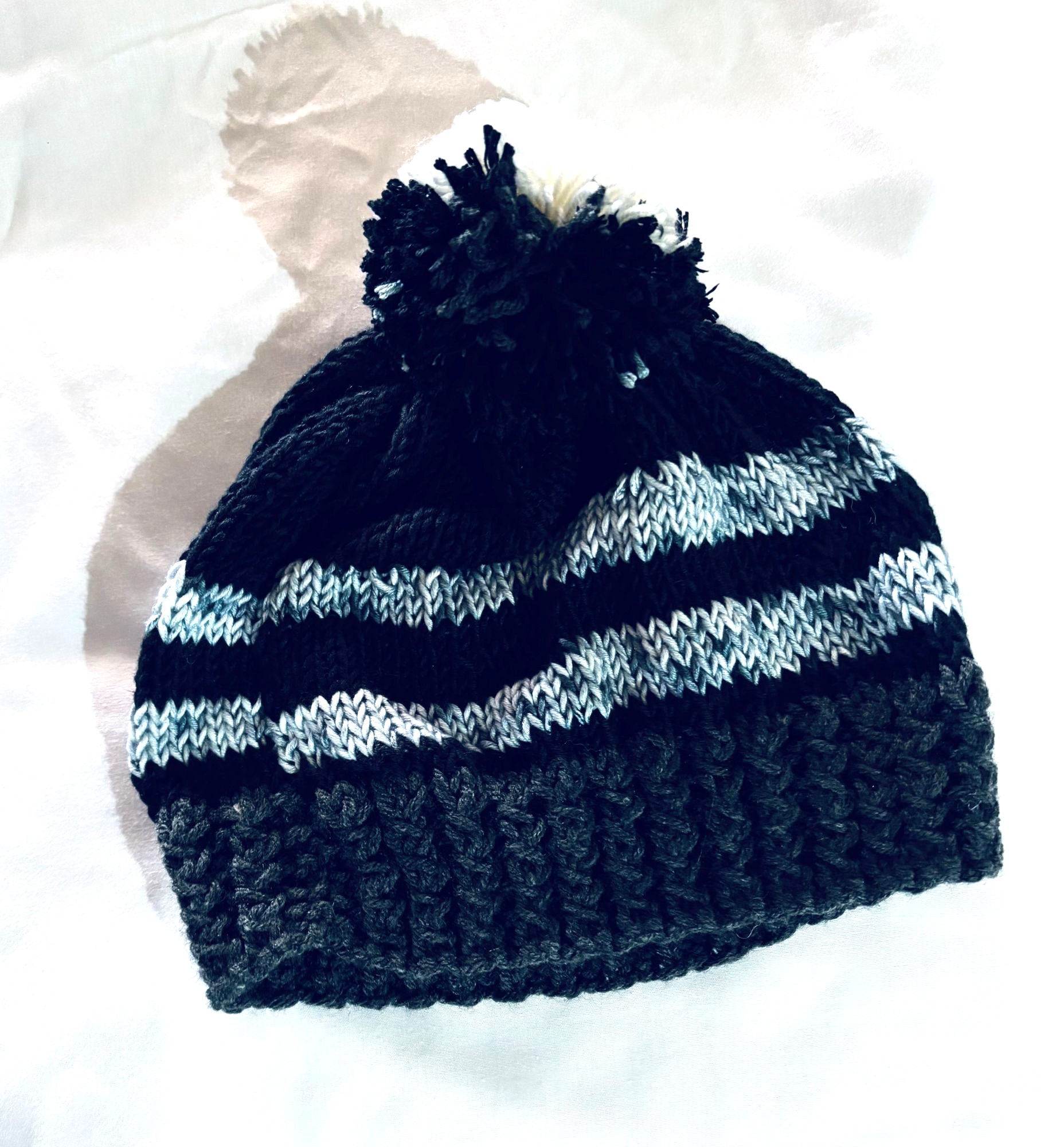 GORRO DE LANA TEJIDO A MANO DISEÑO EXCLUSIVO - 1