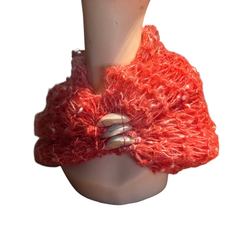 CUELLO DE LANA TEJIDO A MANO CON PRENDEDOR DE COBRE DISEÑO EXCLUSIVO - 1