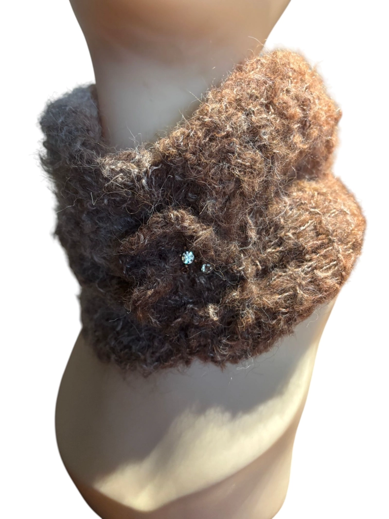 CUELLO DE LANA TEJIDO A MANO CON PRENDEDOR DE COBRE DISEÑO EXCLUSIVO - 1