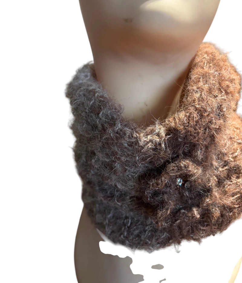 CUELLO DE LANA TEJIDO A MANO CON PRENDEDOR DE COBRE DISEÑO EXCLUSIVO - 2