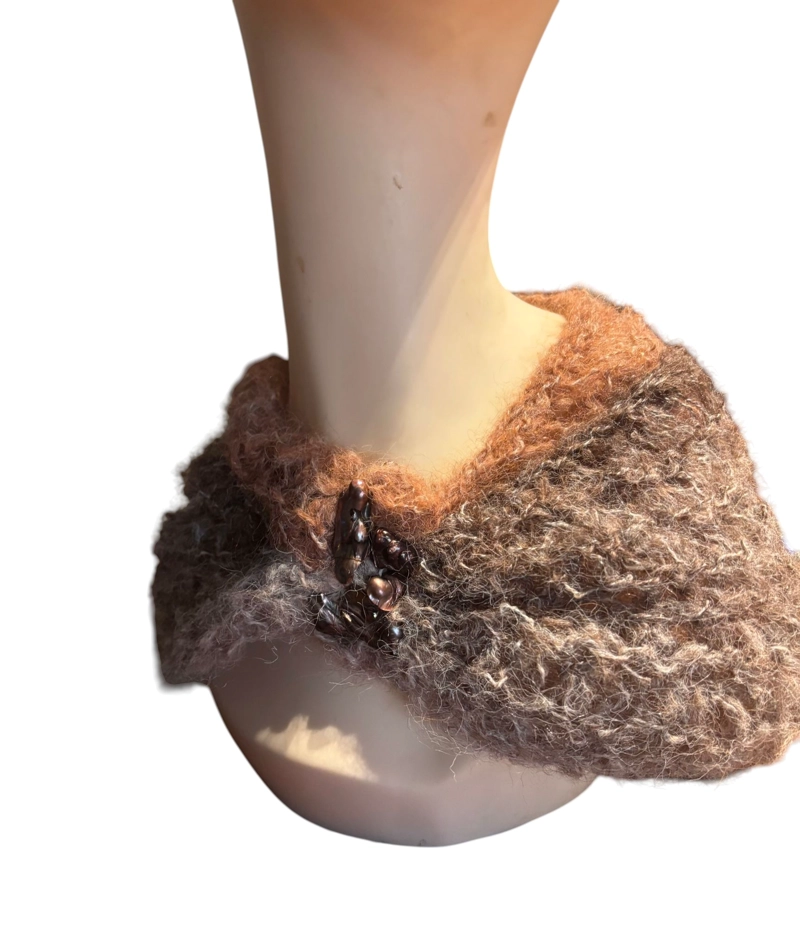 CUELLO DE LANA TEJIDO A MANO CON PRENDEDOR DE COBRE DISEÑO EXCLUSIVO - 1
