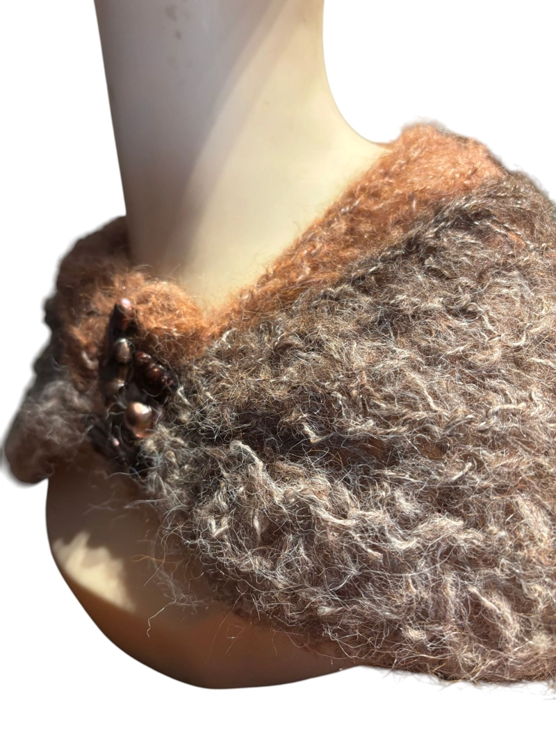 CUELLO DE LANA TEJIDO A MANO CON PRENDEDOR DE COBRE DISEÑO EXCLUSIVO - 2