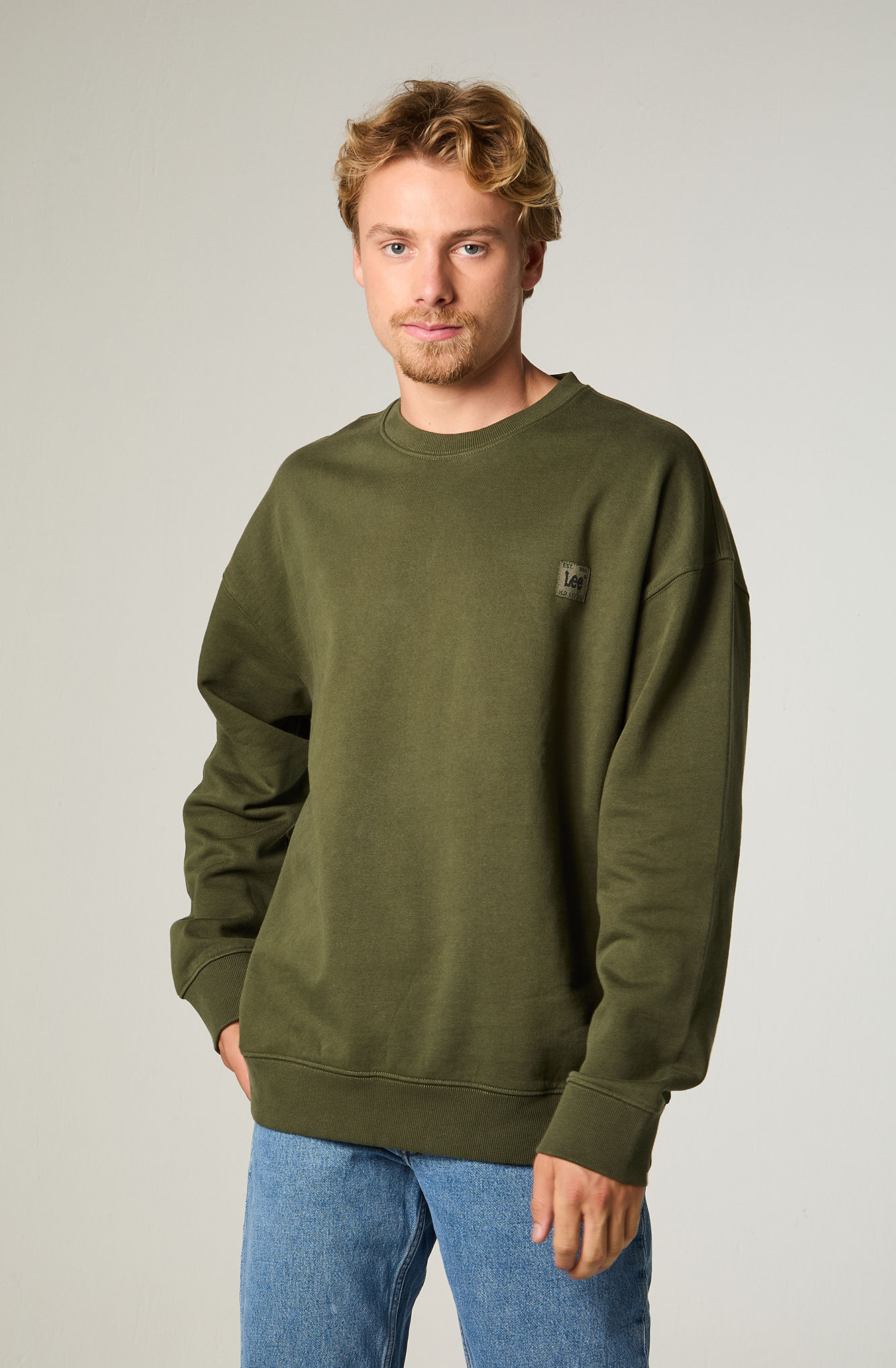POLERON HOMBRE REGULAR VERDE MILITAR LABEL - 1