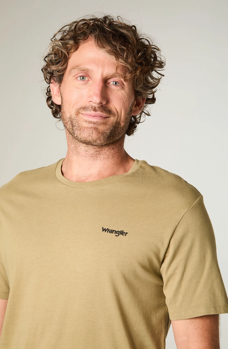 POLERA HOMBRE GRAPHIC REG TEE REGULAR FIT VERDE MILITAR - 3