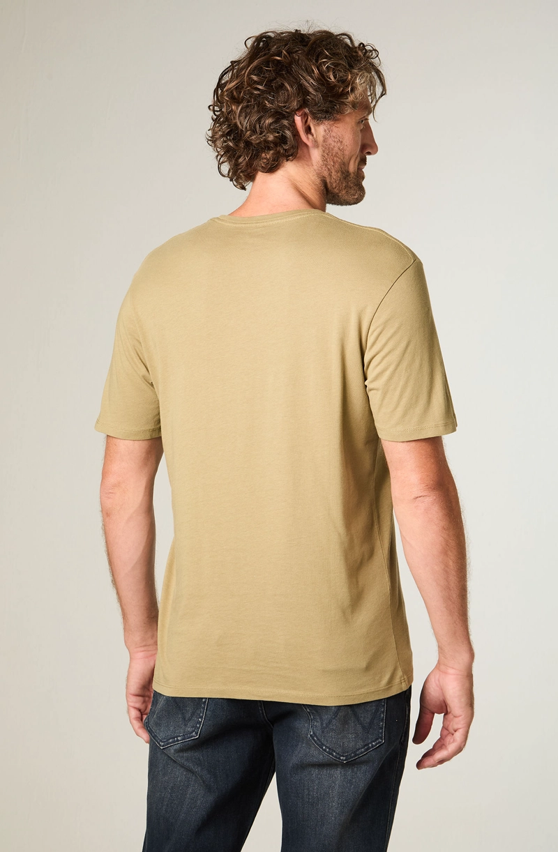 POLERA HOMBRE GRAPHIC REG TEE REGULAR FIT VERDE MILITAR - 4