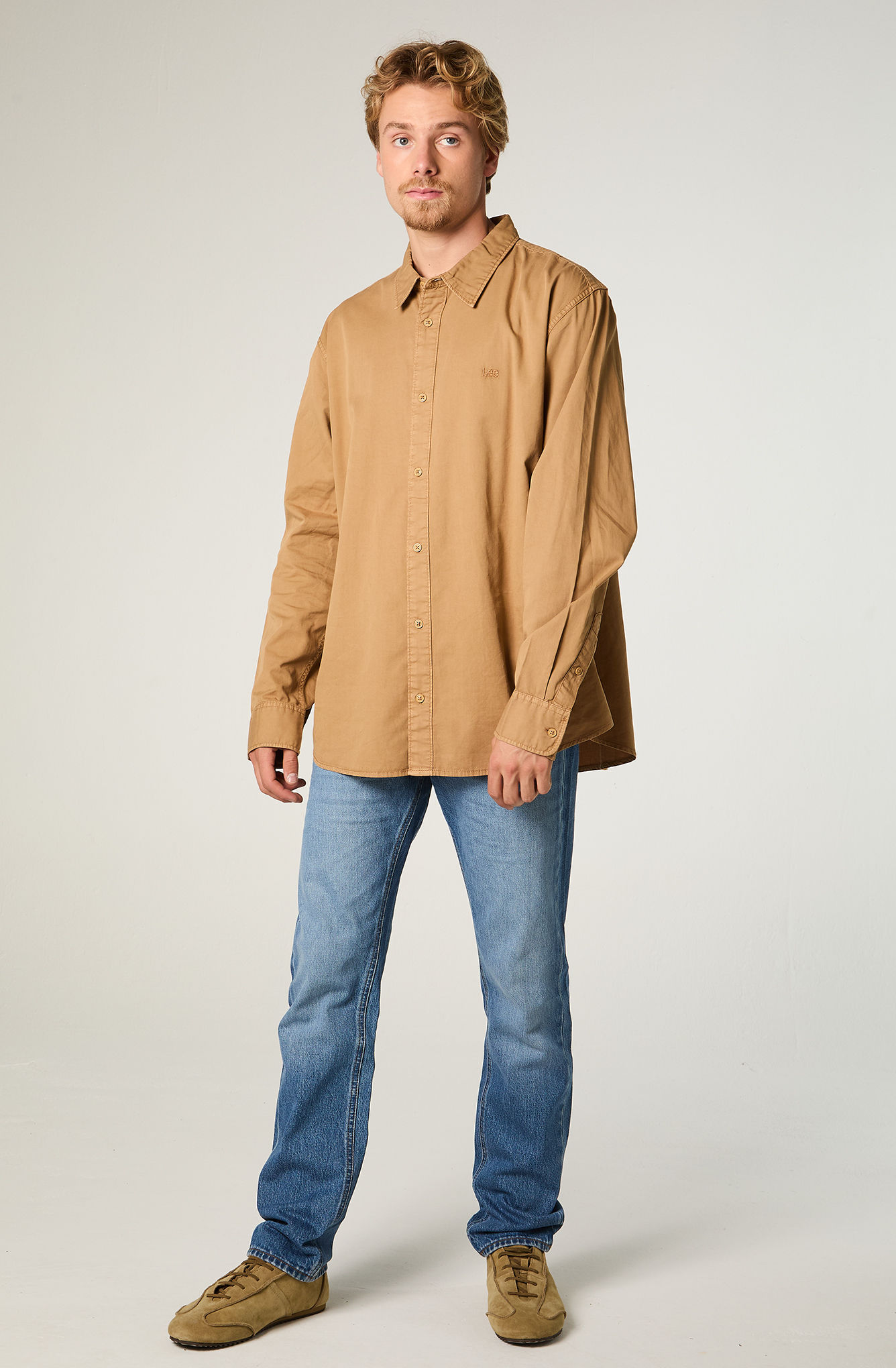 CAMISA  HOMBRE REGULAR KAHKI BORDADO - 2