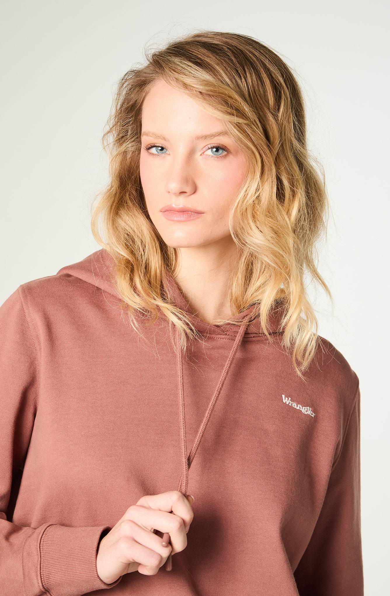 POLERON MUJER HOODIE REGULAR FIT CAFE - 3