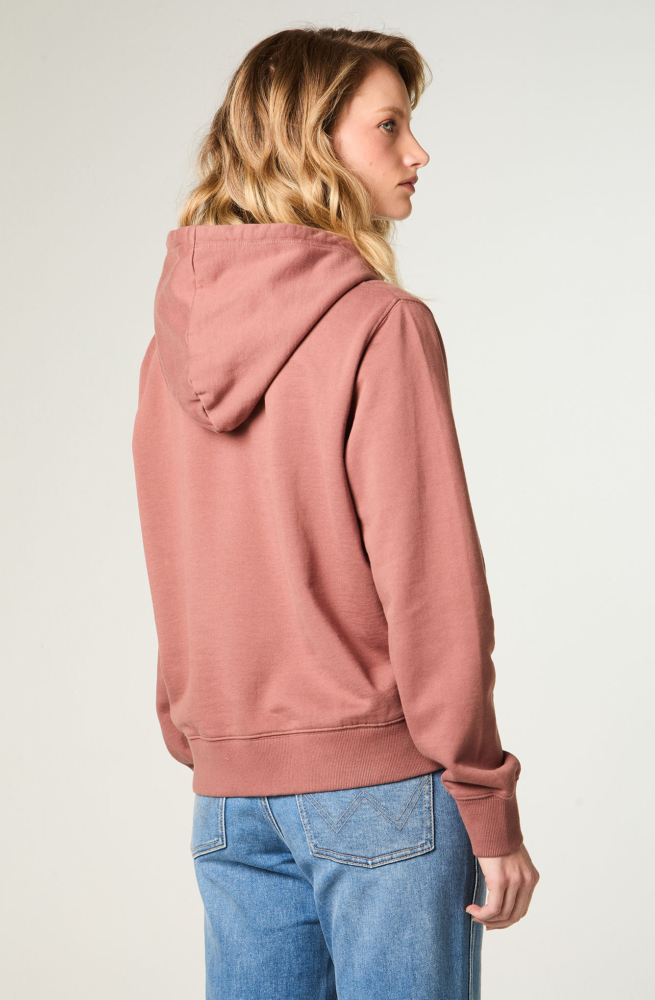 POLERON MUJER HOODIE REGULAR FIT CAFE - 4