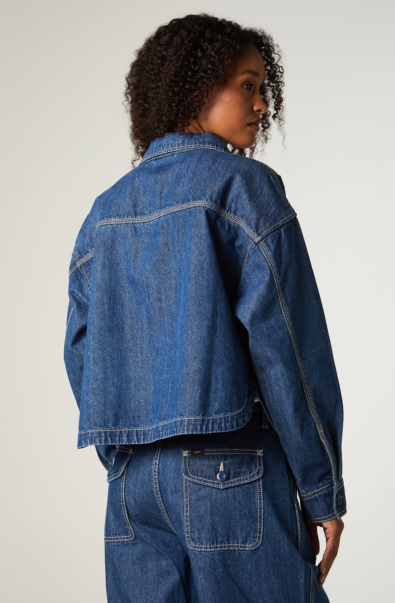 CHAQUETA MUJER CROP AZUL UTILITY - 4