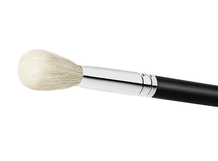 BROCHA DE ROSTRO M∙A∙C 168S LARGE ANGLED CONTOUR - 2