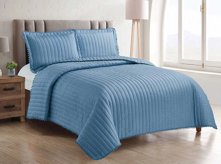 CUBRECAMA QUILT ANDES 1.5 PLAZAS AZUL LISO POM POM - 1