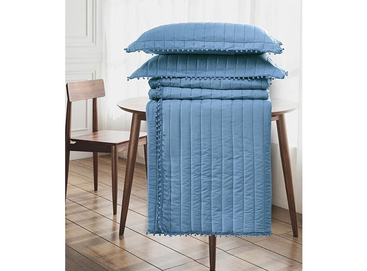 CUBRECAMA QUILT ANDES 1.5 PLAZAS AZUL LISO POM POM - 3