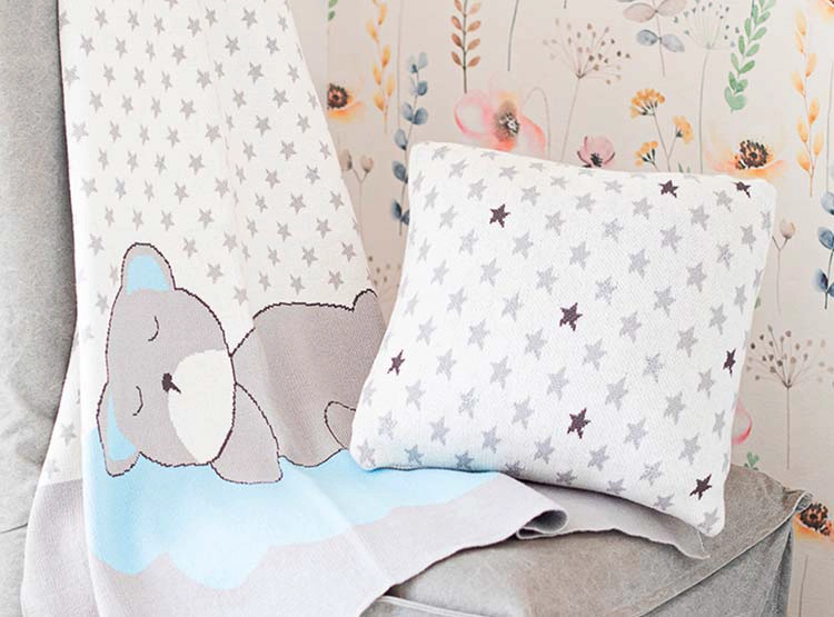 COJIN NINA HERRERA TEJIDO ESTRELLITA 30 X 30 CM GRIS - 3