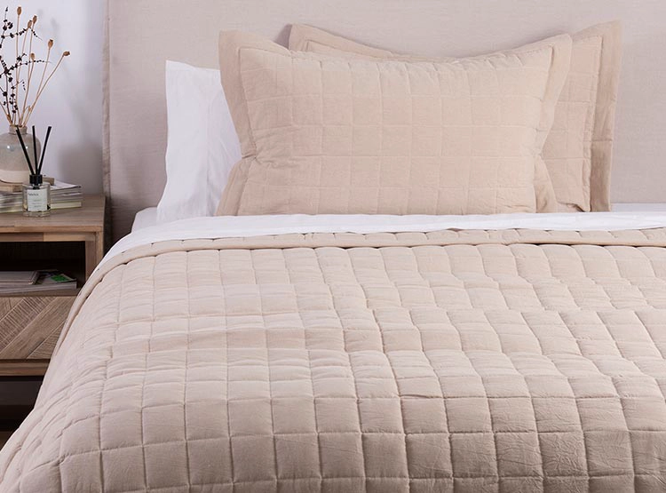 CUBRECAMA QUILT FABRICS 2 PLAZAS ALGODÓN BEIGE LISO OXFORD - 1
