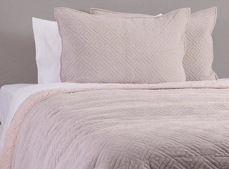 CUBRECAMA QUILT SOHOME FABRICS 2 PLAZAS BEIGE BORDADO CORDUROY