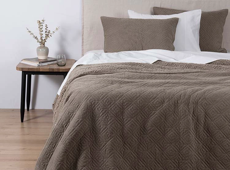 CUBRECAMA QUILT SOHOME FABRIC 2 PLAZAS TAUPE BORDADO CORDUROY