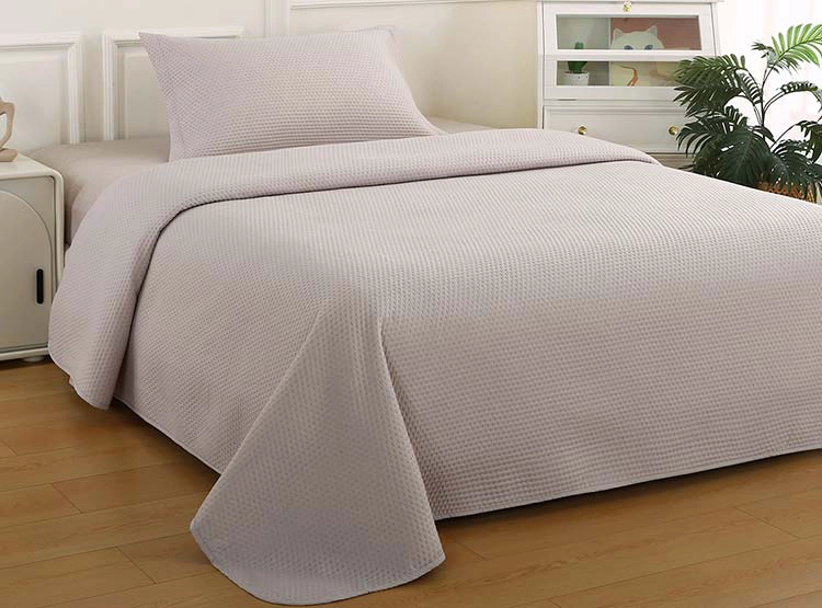 CUBRECAMA QUILT ILLUSIONS 1.5 PLAZAS BEIGE LISO ATENAS - 1