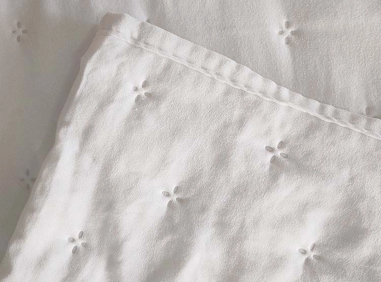 CUBRECAMA QUILT ILLUSIONS 1.5 PLAZAS BLANCO LISO ROMA - 3
