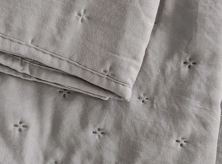 CUBRECAMA QUILT ILLUSIONS KING GRIS LISO ROMA - 3
