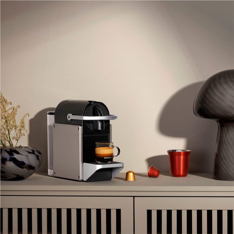 CAFETERA NESPRESSO PIXIE TITAN O.7 LT + ESPUMADOR AEROCCINO - 5