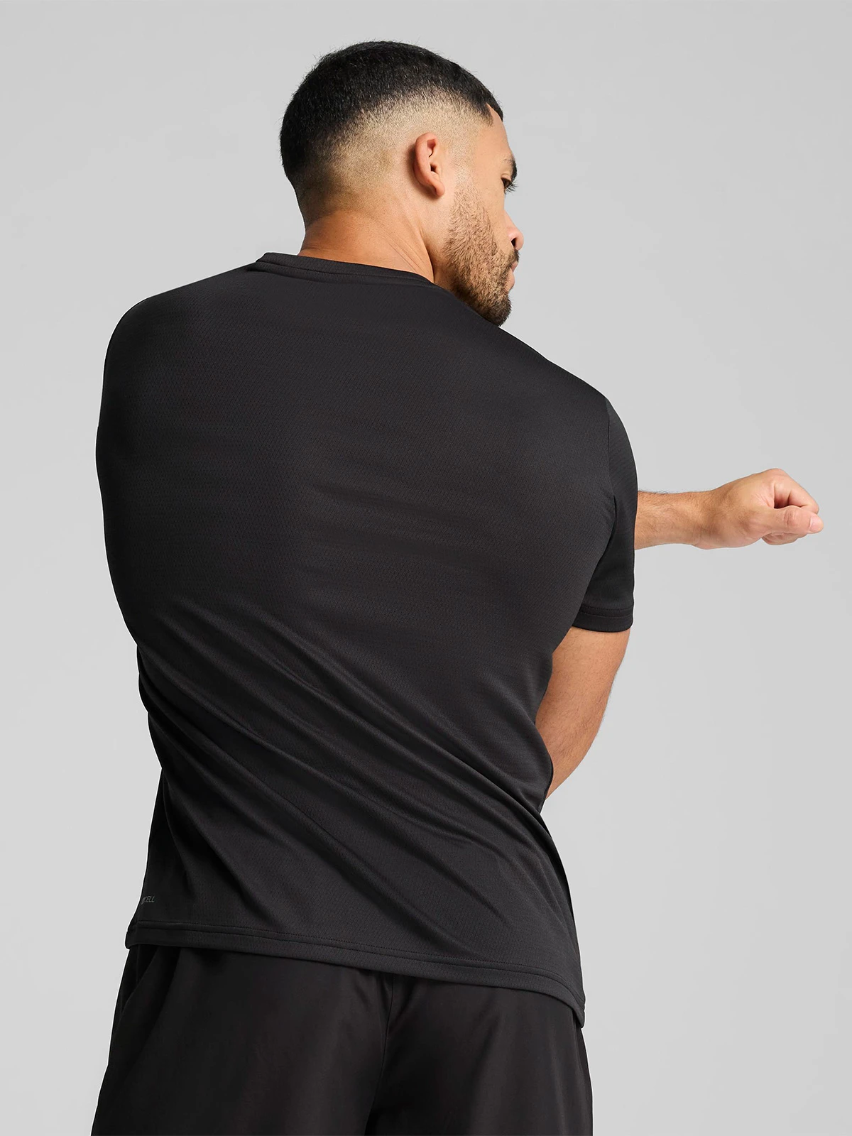 POLERA HOMBRE PUMA 527155 NEGRO MANGA CORTA ESSENTIALS TRAIN ALL DAY - 2